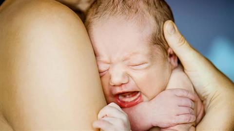 Της έπεσε το εγγόνι απ' τη σκάλα κι είπε στη μαμά «τα μωρά δεν παθαίνουν τίποτα»